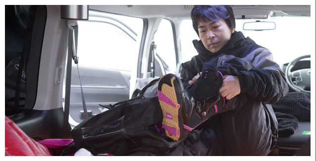 スキー場の駐車場、車内で気軽に身支度